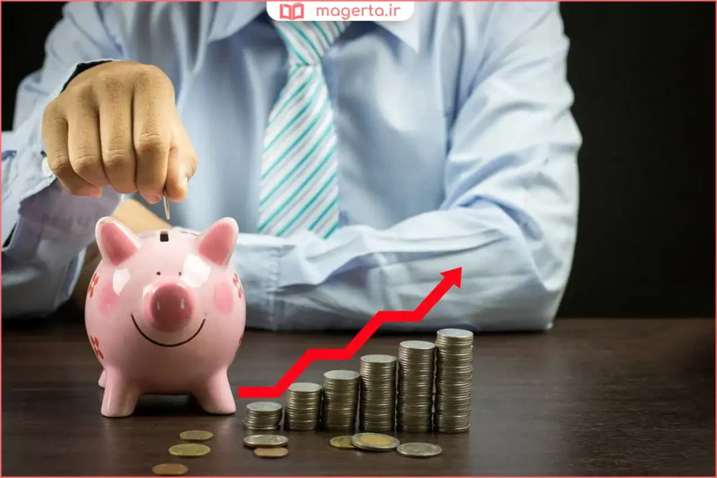 فردی در حال انداختن سکه در قلک خانگی