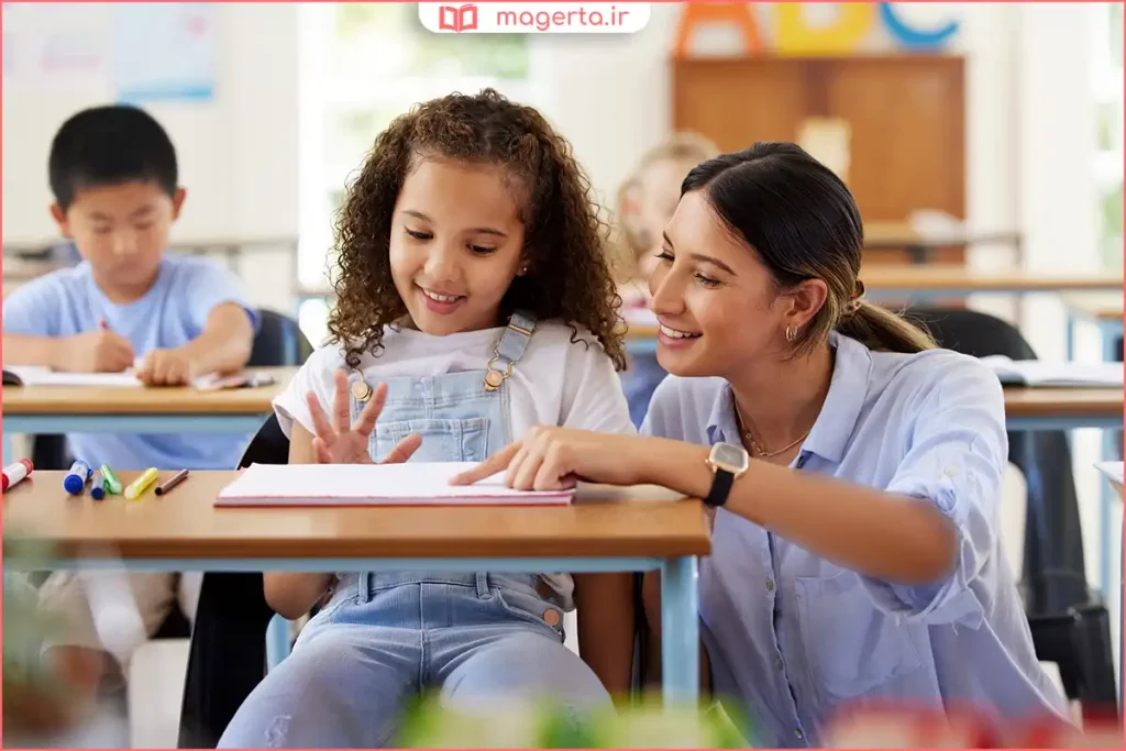 معلم در حال دیکته گفتن به دانش‌آموزان کلاس ابتدایی