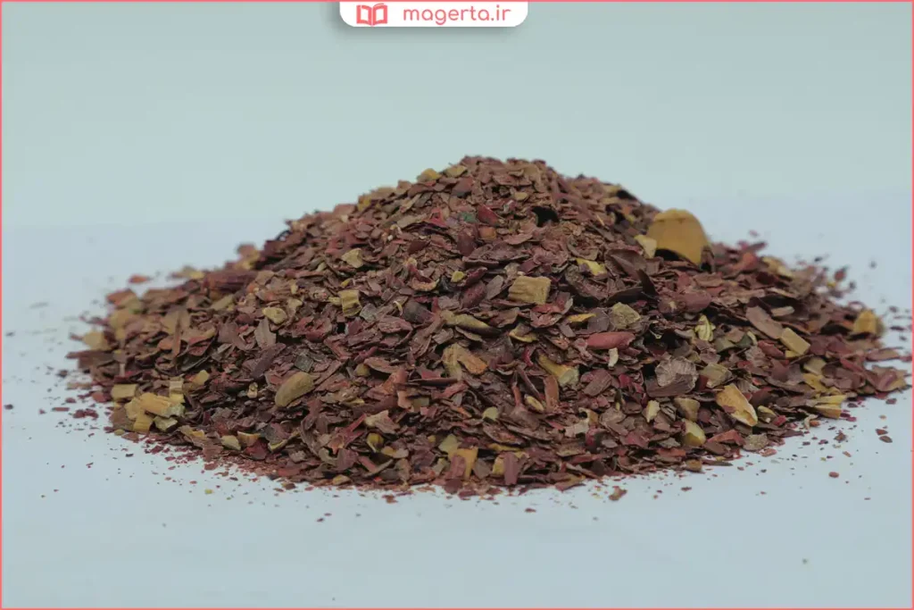 پودر گیاه جفت در قاشق چوبی آماده برای مصرف دارویی