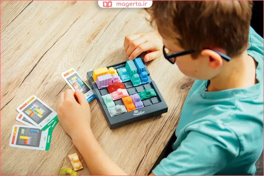 بازی گروهی چند کودک در فضای باز برای تقویت مهارت‌های اجتماعی