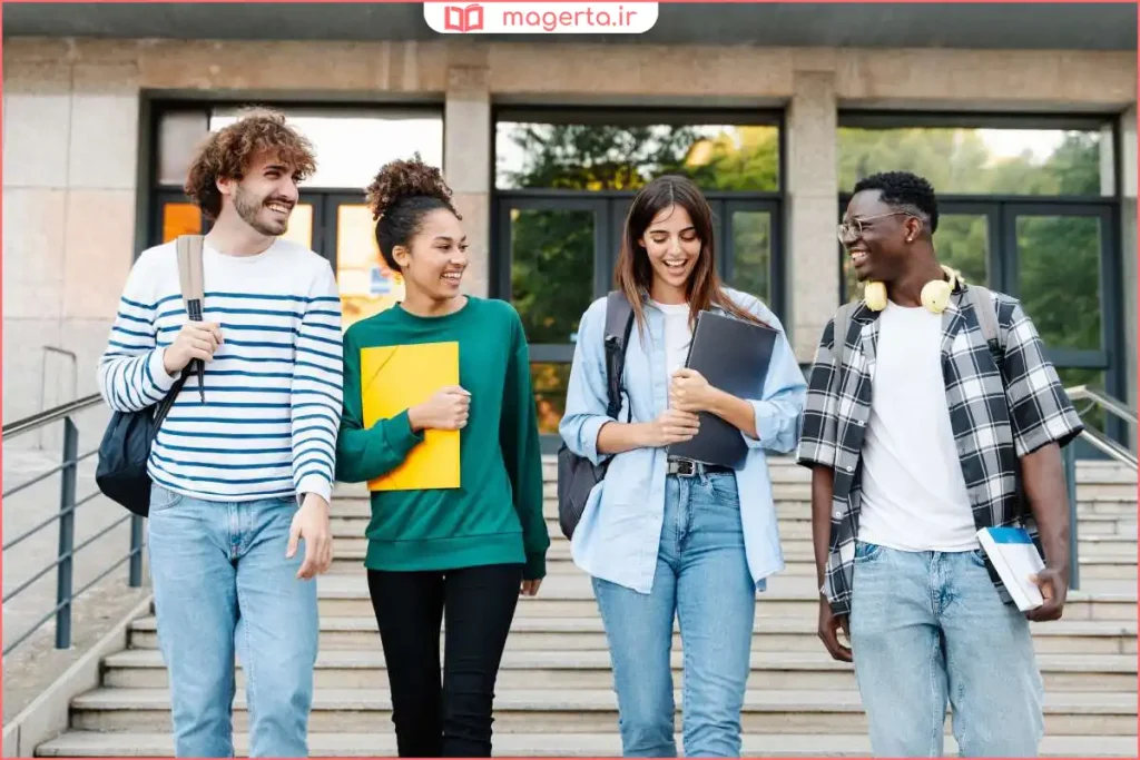 گروهی از دانشجویان در حال کار گروهی و تبادل نظر درباره پروژه درسی