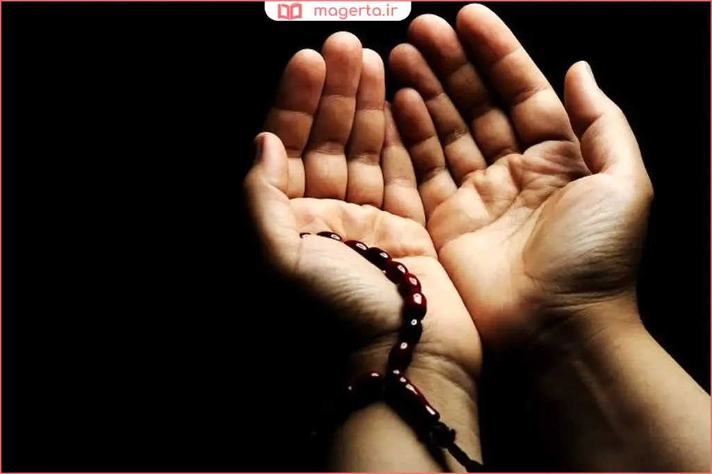 جوان در حال دعا در مسجد برای فرج امام عصر