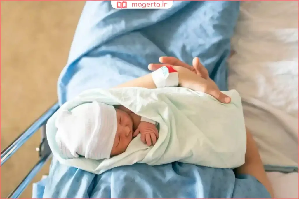 نوزاد تازه‌متولدشده در آغوش مادر پس از زایمان موفق