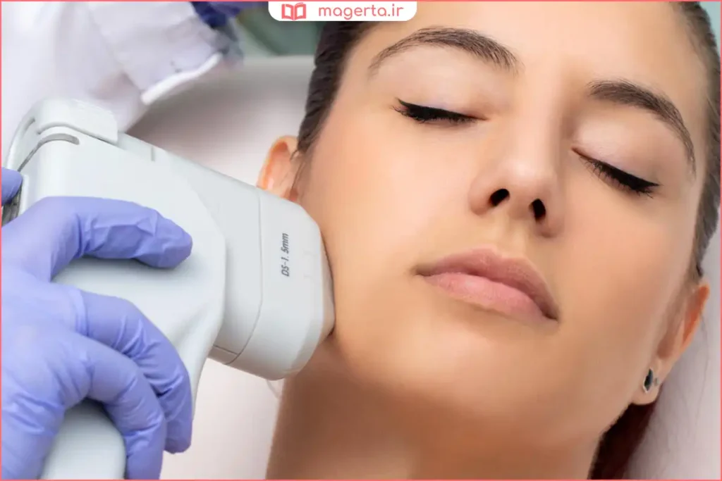 دستگاه ماساژ صورت خانگی روی پوست گونه