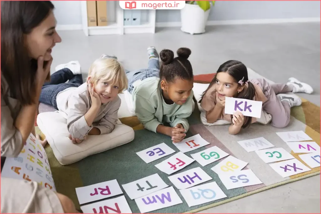 بازی گروهی کودکان با فلشکارت و واژههای انگلیسی برای یادگیری سرگرمکننده