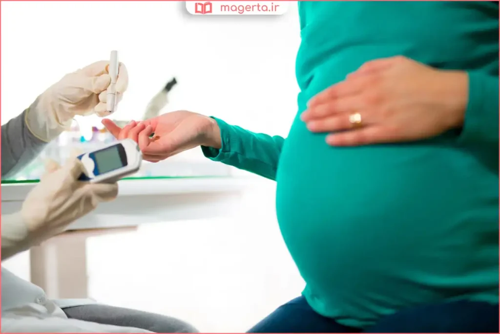پرستار در حال اندازهگیری قند خون مادر پیش از بستری برای زایمان