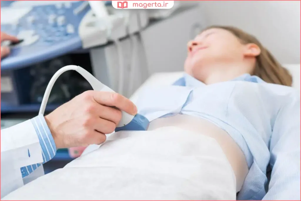 پزشک در حال انجام سونوگرافی بر روی شکم مادر باردار در کلینیک