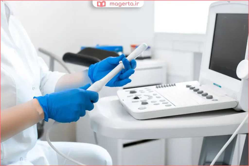 پزشک متخصص در حال انجام سونوگرافی ترانسواژینال برای بررسی اندومتریوز