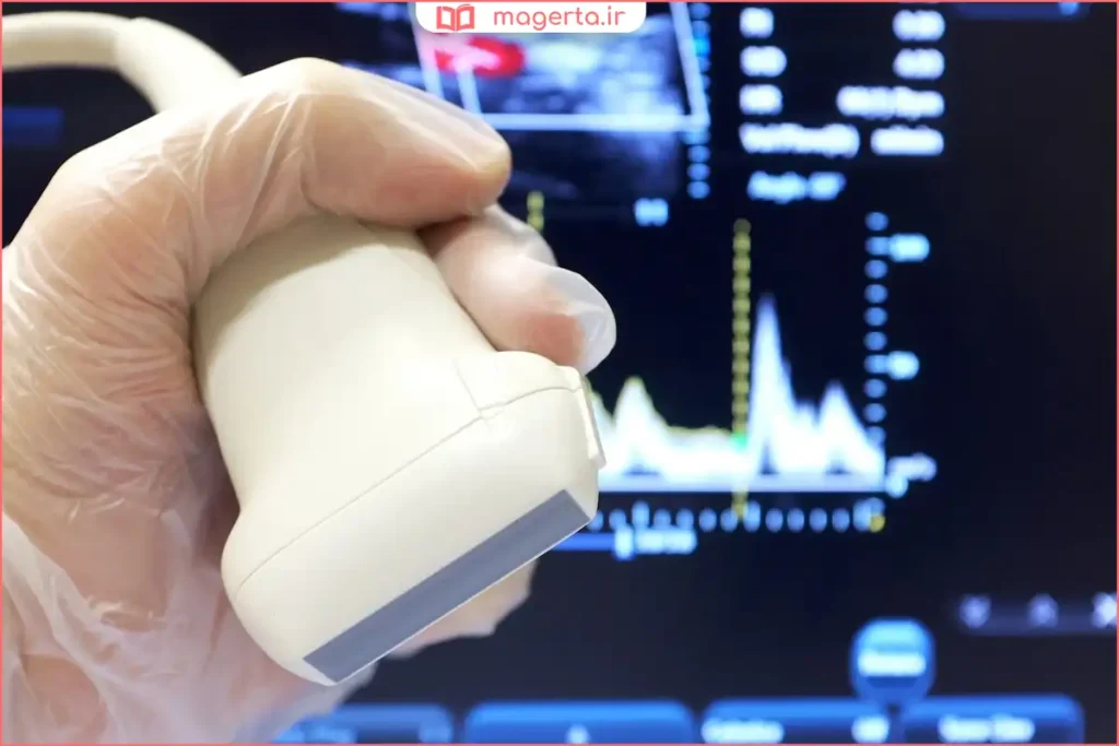 دستگاه سونوگرافی پزشکی در حال کار با مبدل مخصوص ناحیه شکم