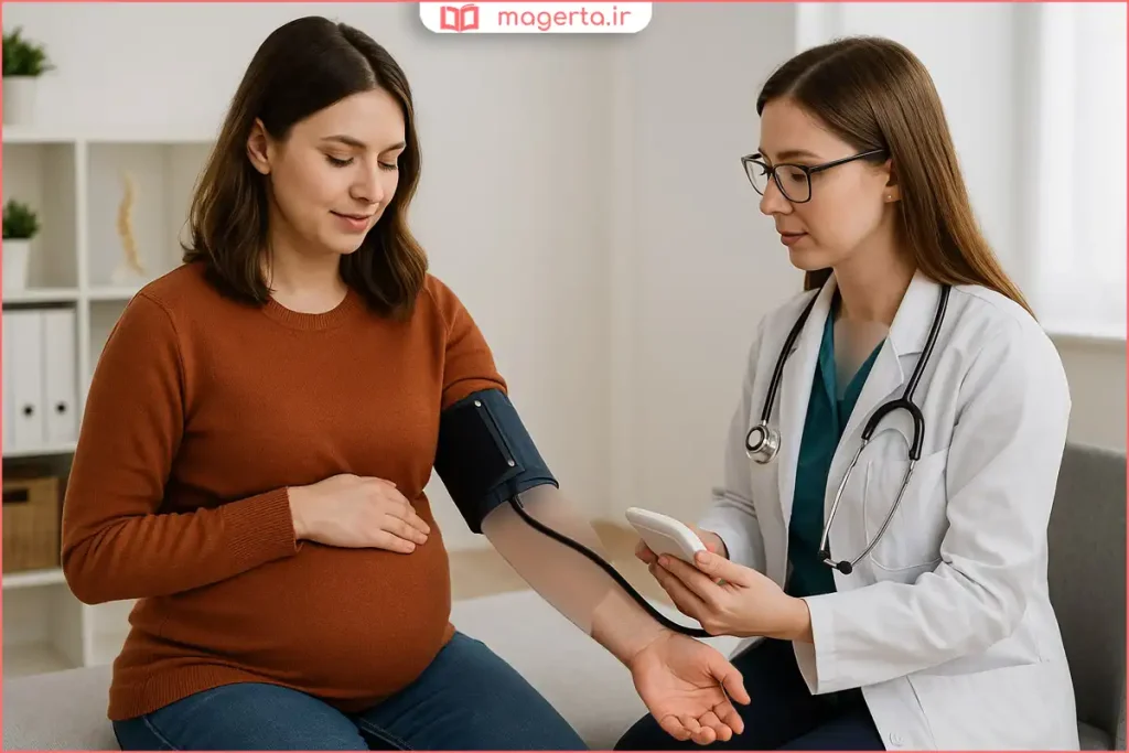 پرستار در مطب در حال گرفتن فشار خون از زن باردار روی صندلی معاینه