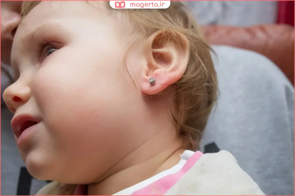 گوش کوچک نوزاد با گوشواره ظریف و ضد حساسیت پس از مراقبت اولیه
