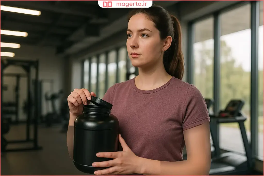 بدنساز در حال نوشیدن مکمل پروتئینی پس از تمرین در باشگاه
