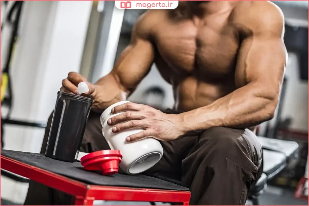 فردی در حال آمادهسازی پودر مکمل برای مصرف قبل از تمرین