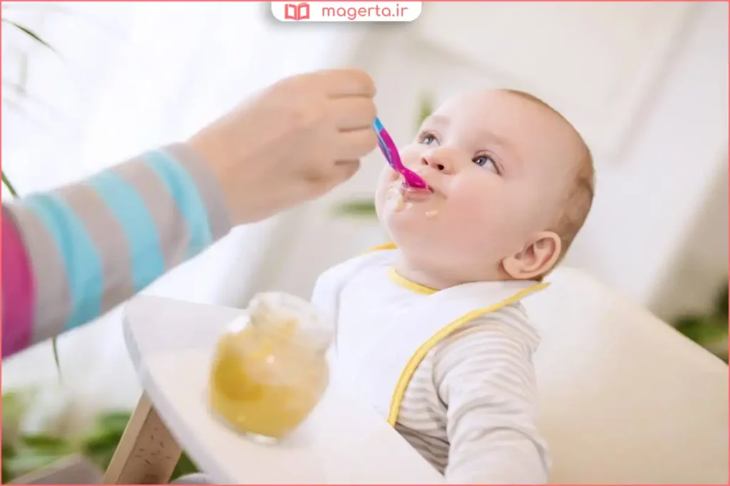 مادر در حال غذا دادن به نوزاد با قاشق کوچک مخصوص کودک