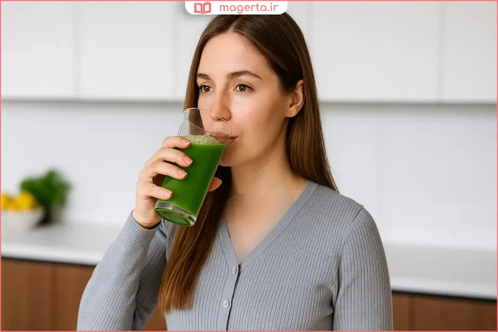 فردی در حال نوشیدن دمنوش گیاهی مخصوص پاکسازی کبد