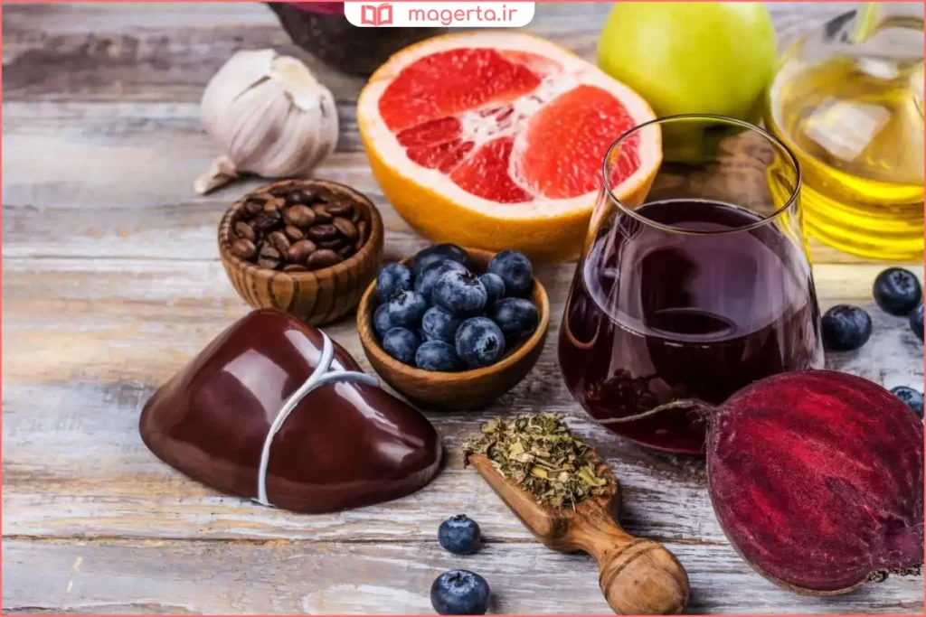 میوهها و سبزیجات تازه روی میز آشپزخانه برای رژیم پاکسازی بدن