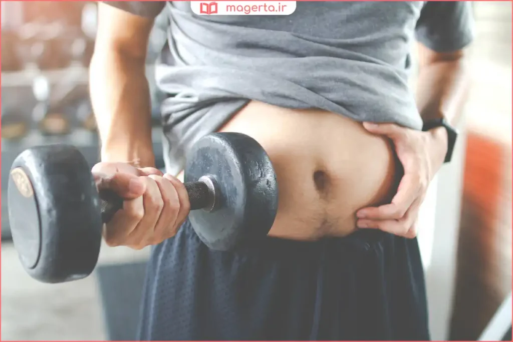 ورزشکار در حال انجام حرکت ورزشی برای سفت شدن عضلات شکم