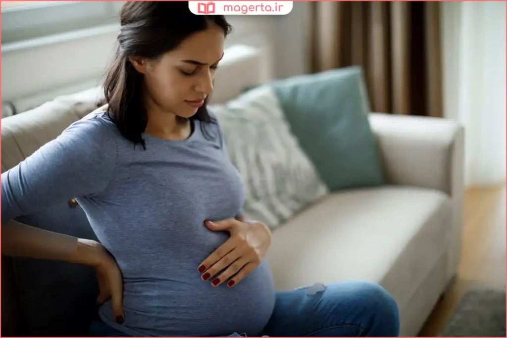 مادر باردار در هفتههای پایانی بارداری در حال معاینه در کلینیک