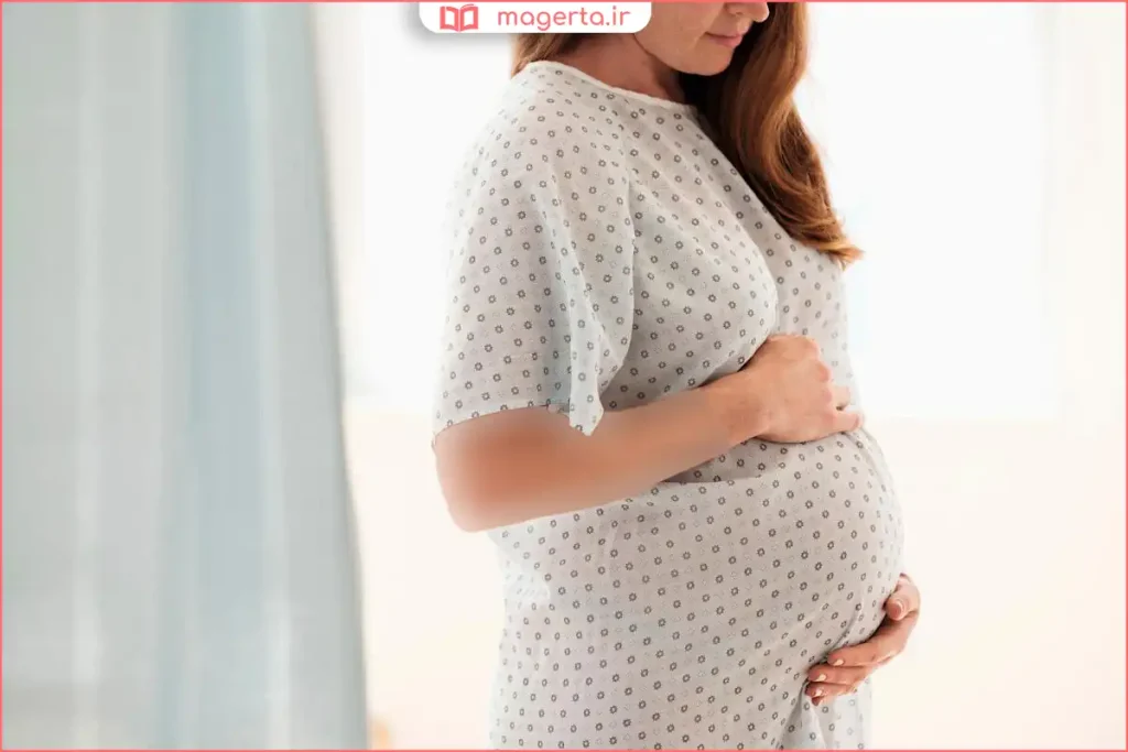 پزشک در حال بررسی پرونده بارداری و تعیین زمان مناسب زایمان طبیعی