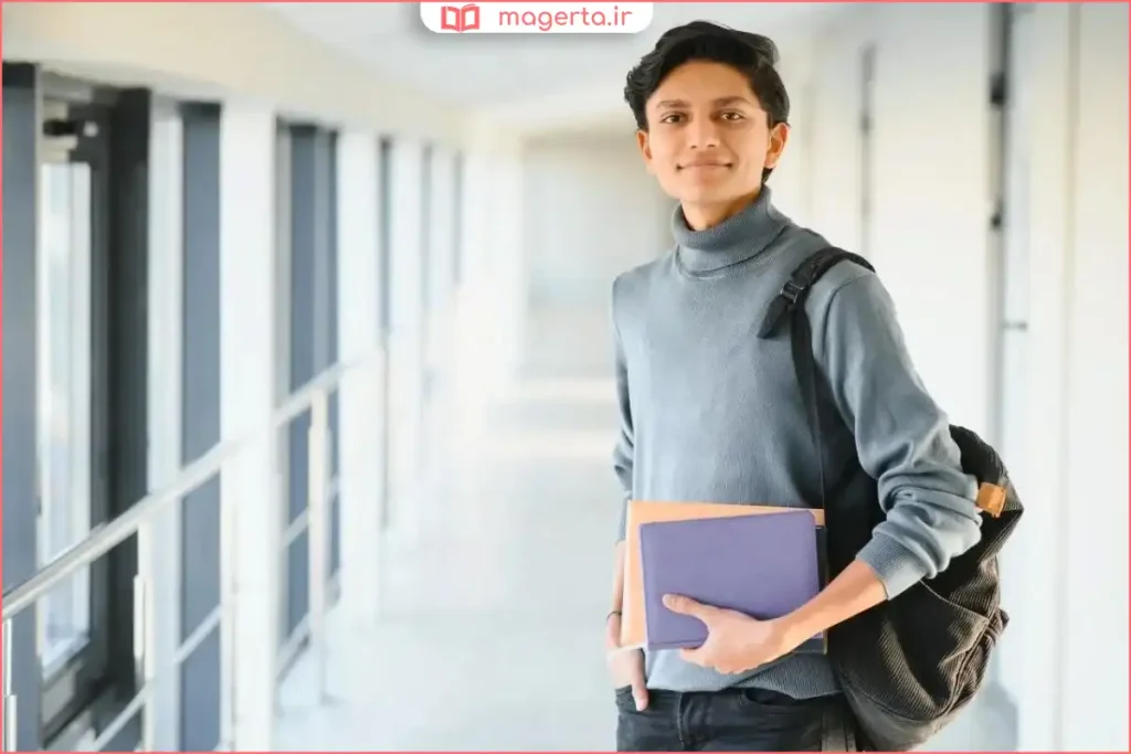 دانش‌آموز منظم در حال مطالعه کتاب در کلاس درس