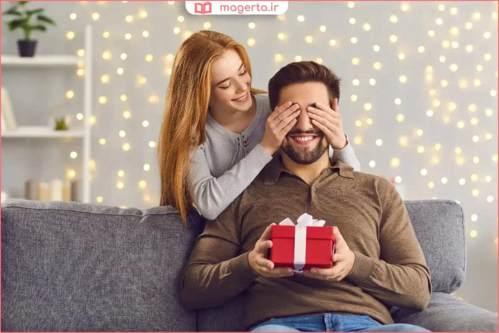 همسر در حال آماده‌کردن هدیه‌ای کوچک برای شوهرش