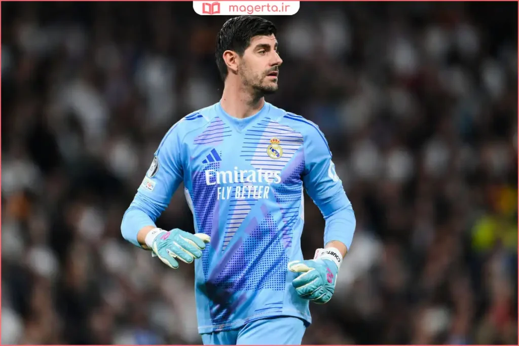 دروازه‌بان با دستکش حرفه‌ای در حال آماده‌باش مقابل دروازه