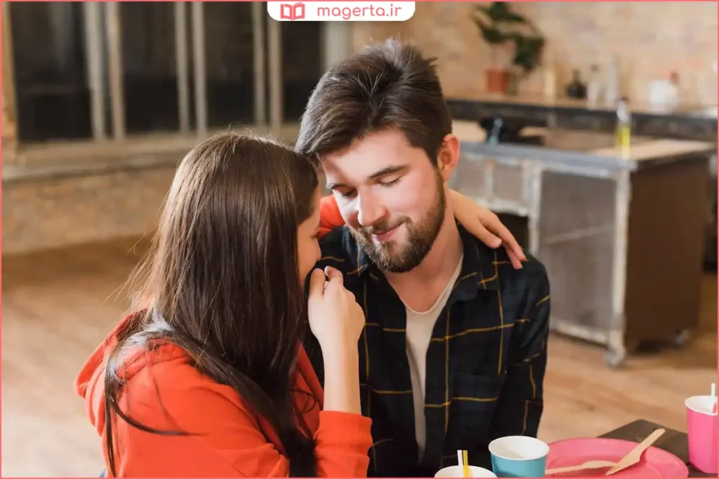 دختری در حال گفتوگوی صمیمی و لبخند زدن هنگام صحبت با پسر