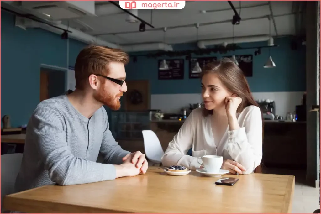 نمای نزدیک از لبخند و ارتباط چشمی هنگام صحبت عاشقانه