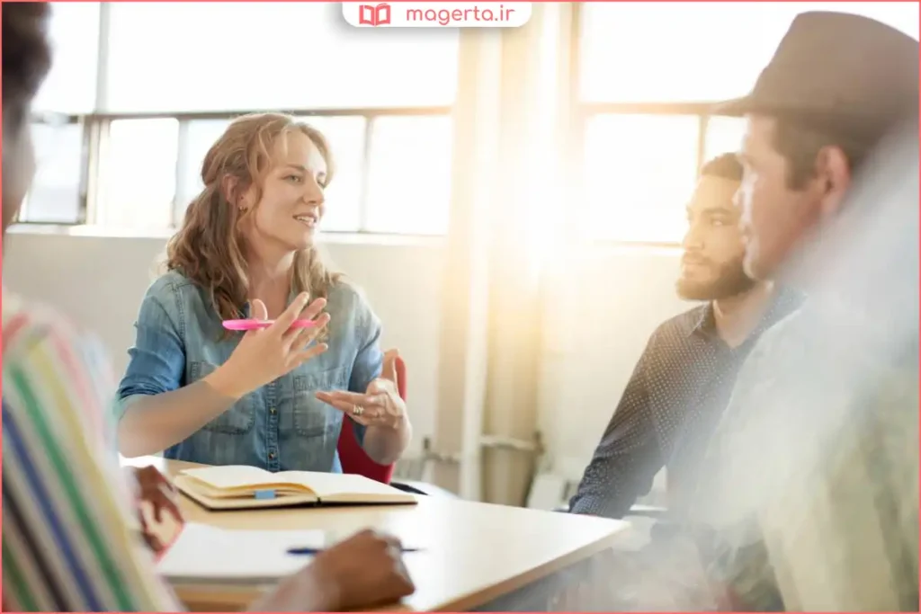 گروهی از افراد در حال همکاری و تعامل مثبت در محل کار