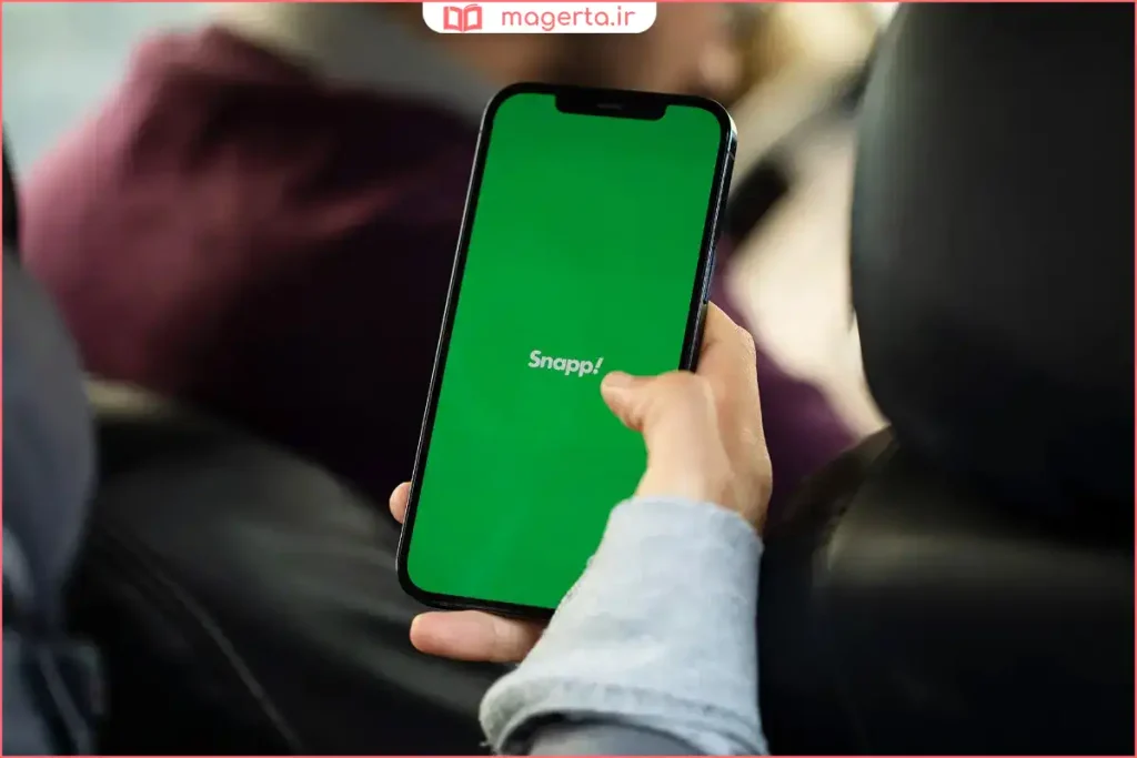 کاربر در حال انتخاب گزینه تماس با راننده در برنامه اسنپ