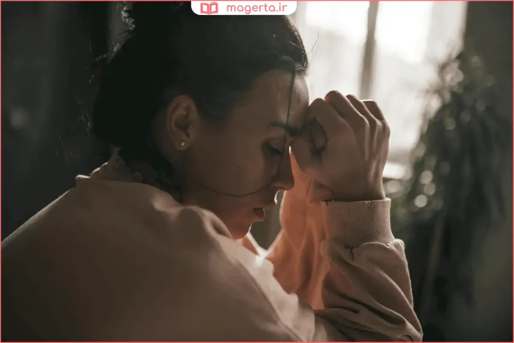 فردی تنها در حال دعا و یادآوری عزیز از‌دست‌رفته