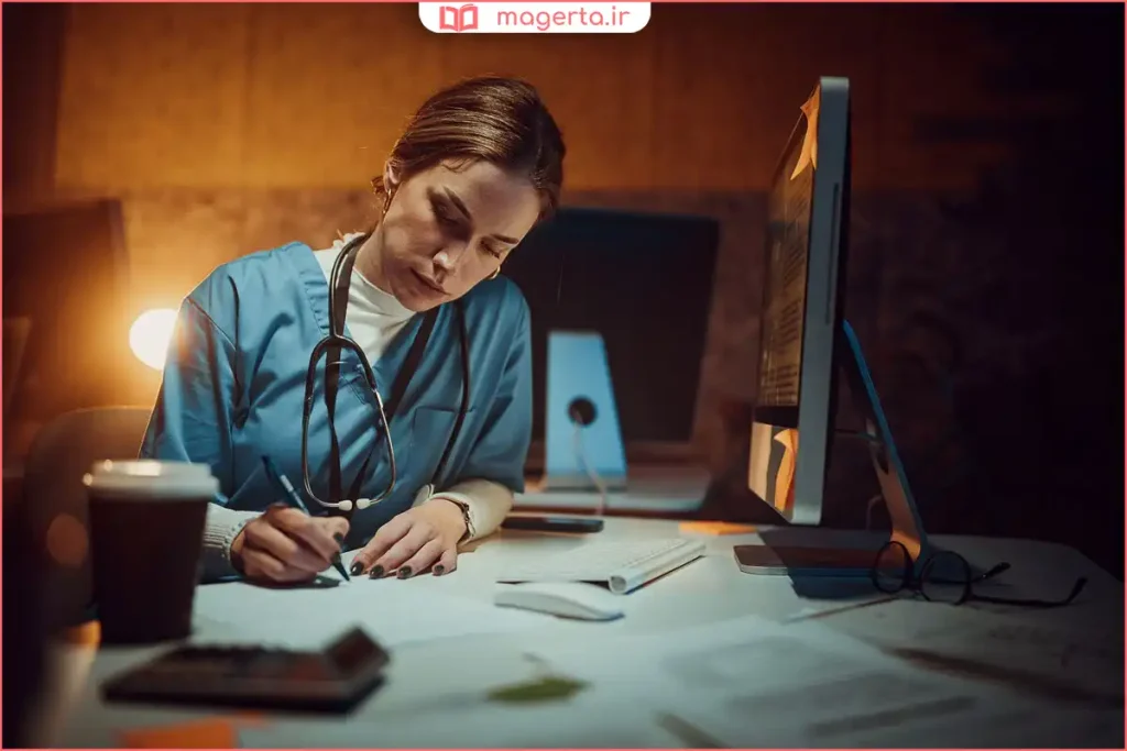 کارمند شیفت شب در حال نوشیدن آب و حفظ هوشیاری در محیط کار