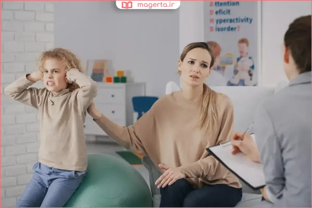 روان‌شناس کودک در حال برگزاری جلسه مشاوره با والدین و نوجوان