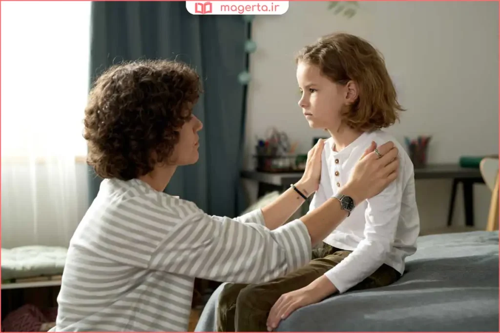 والدین در حال راهنمایی فرزند جوان درباره تصمیمات مهم زندگی