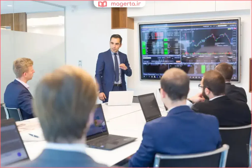 سخنران در حال ارائه کنفرانس با استفاده از پاورپوینت