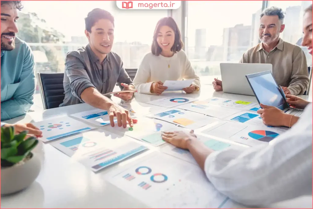 حضار در حال گوش دادن به ارائه و یادداشتبرداری