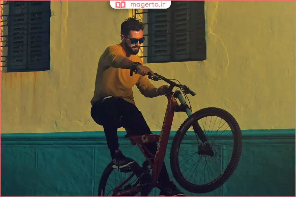 نمای نزدیک از حرکت چرخ جلوی بلندشده دوچرخه هنگام انجام تک‌چرخ