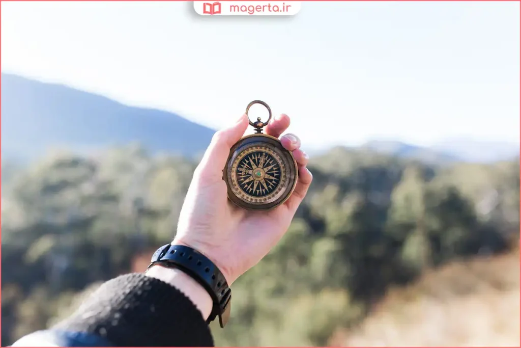 قطب‌نما در دست فردی در فضای باز برای تعیین جهت قبله