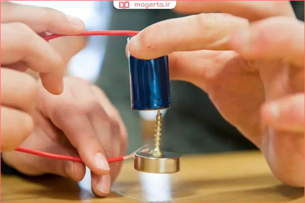 روشن شدن لامپ LED کوچک با برق حاصل از حرکت آهنربا
