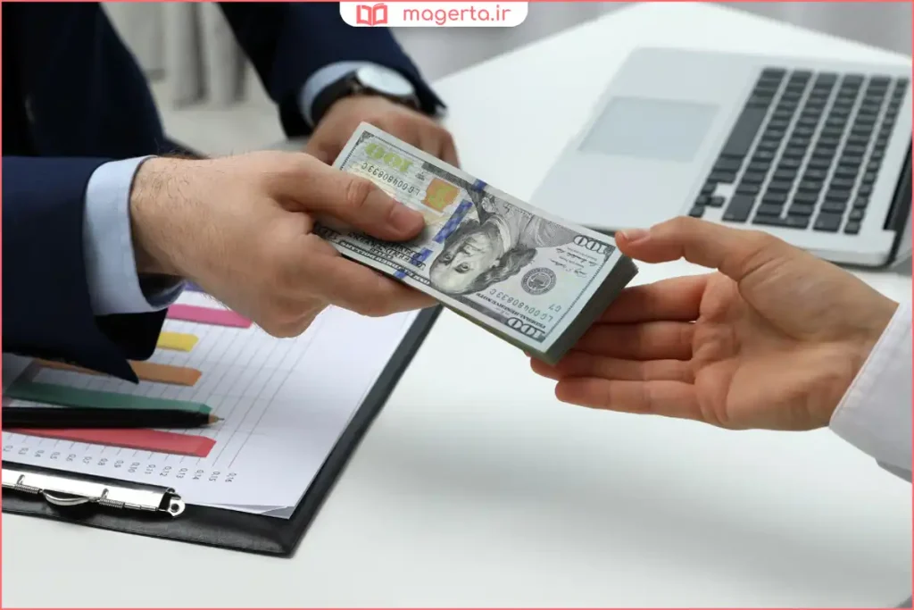 کارمند بانک در حال بررسی مدارک متقاضی وام با جواز کسب