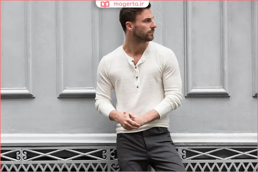 مردی با قد کوتاه پوشیده در لباسهای فیت و تیره برای ایجاد ظاهری بلندتر