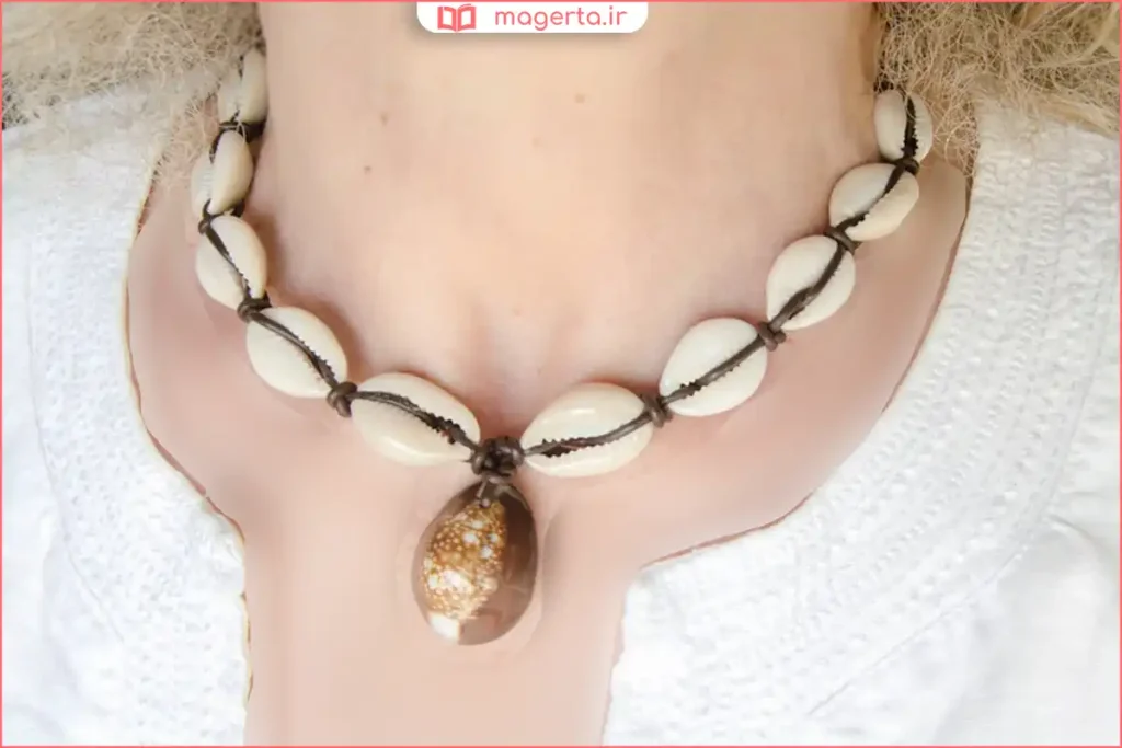 نمای نزدیک از گردنبند دستساز ساختهشده با صدفهای طبیعی و براق