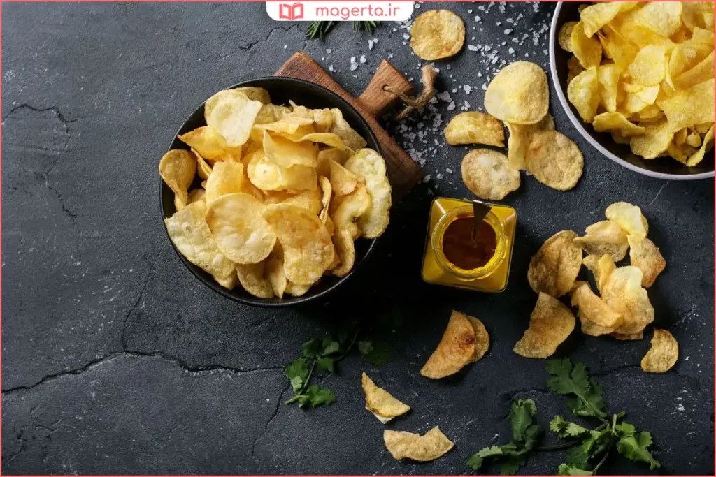 چیپس‌های تازه و ترد در سبد فلزی پس از خارج شدن از روغن
