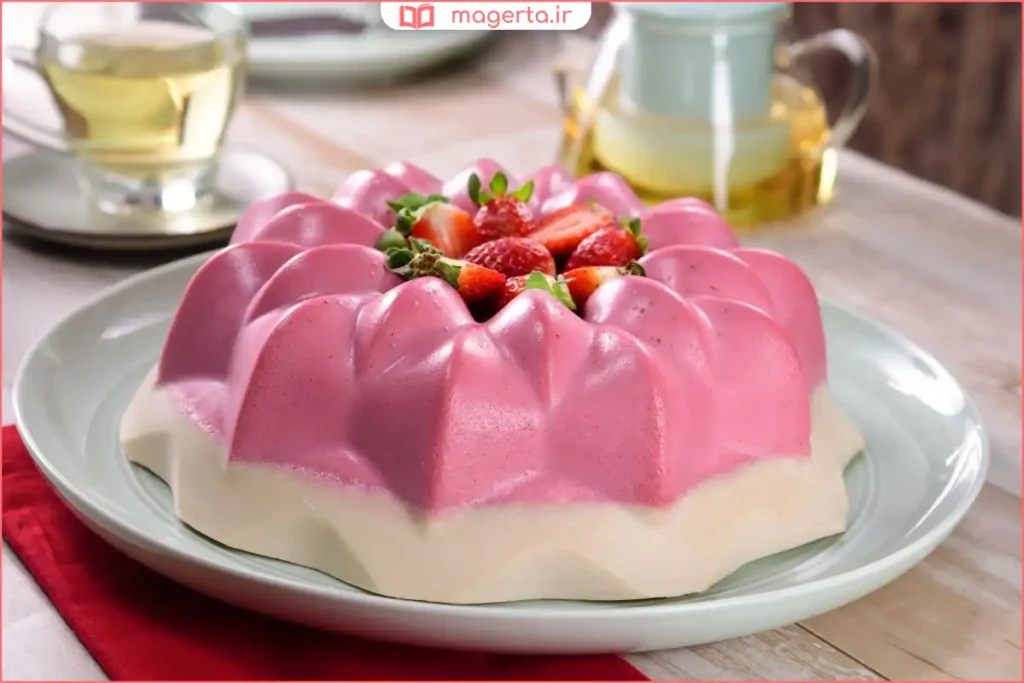 سرو دسر ژلاتینی همراه با میوه تازه در ظرف شیشه‌ای مجلسی