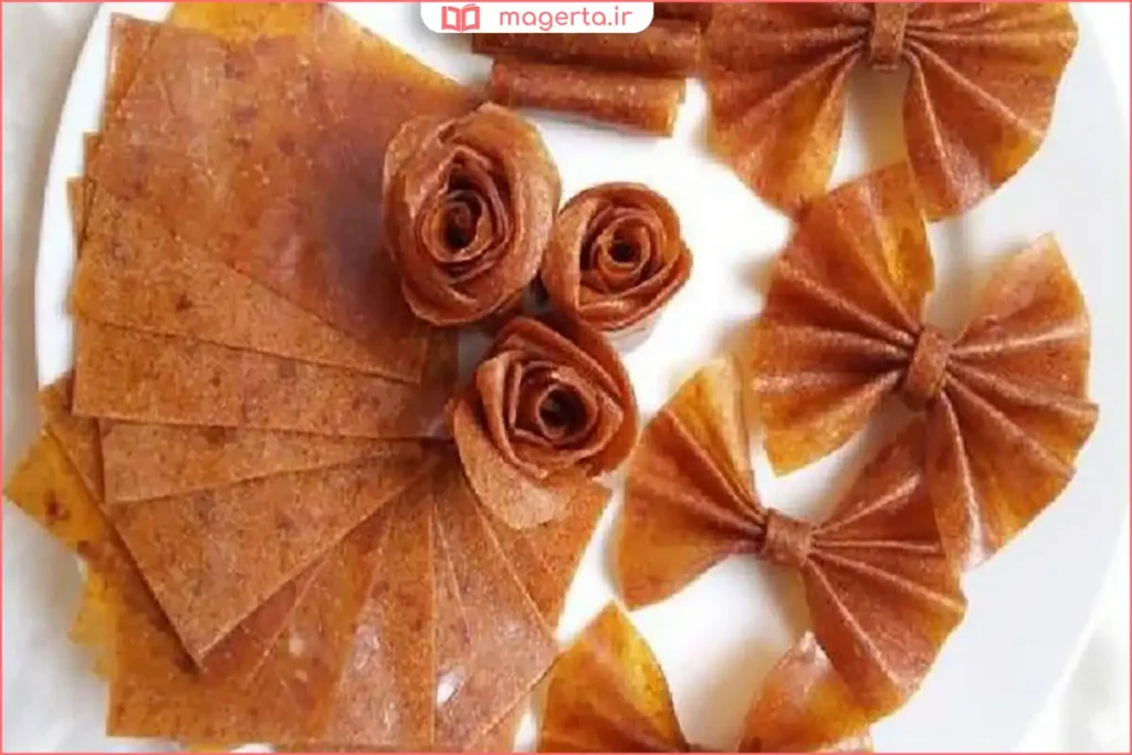 برش لواشک آلو زرد خانگی پس از خشک شدن با رنگ طلایی طبیعی