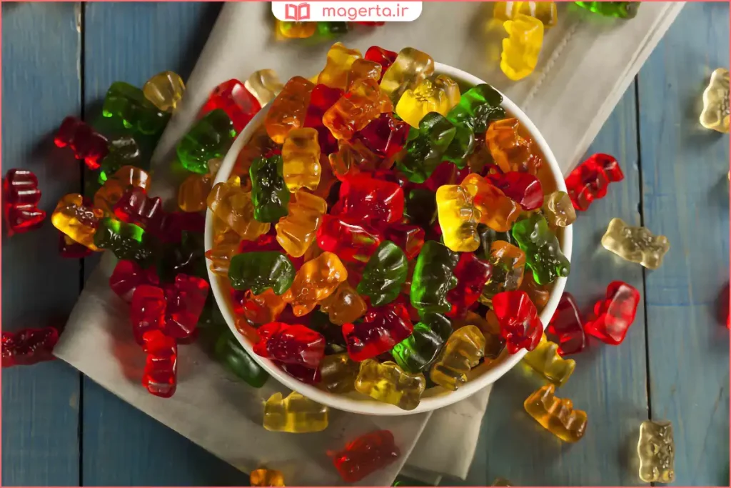 سرو ژله پاستیل رنگارنگ در ظرف شیشه‌ای روی میز دسر