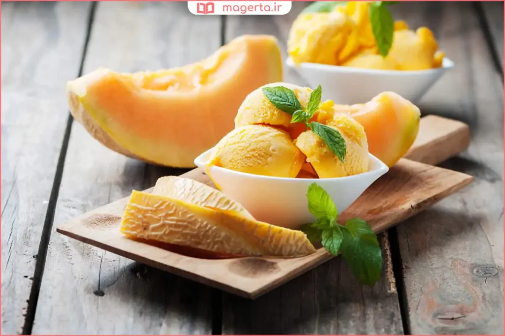 تزئین بستنی طالبی با برگ نعناع و تکه‌های میوه تازه روی میز تابستانی