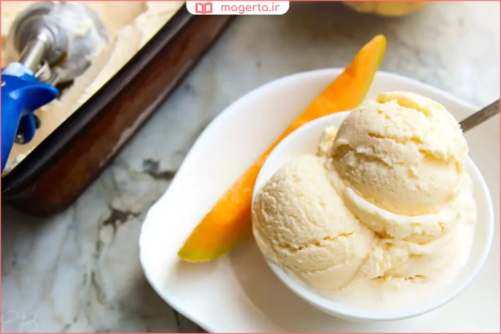 بستنی طالبی خانگی با رنگ کرمی سرو شده در کاسه بستنی‌خوری