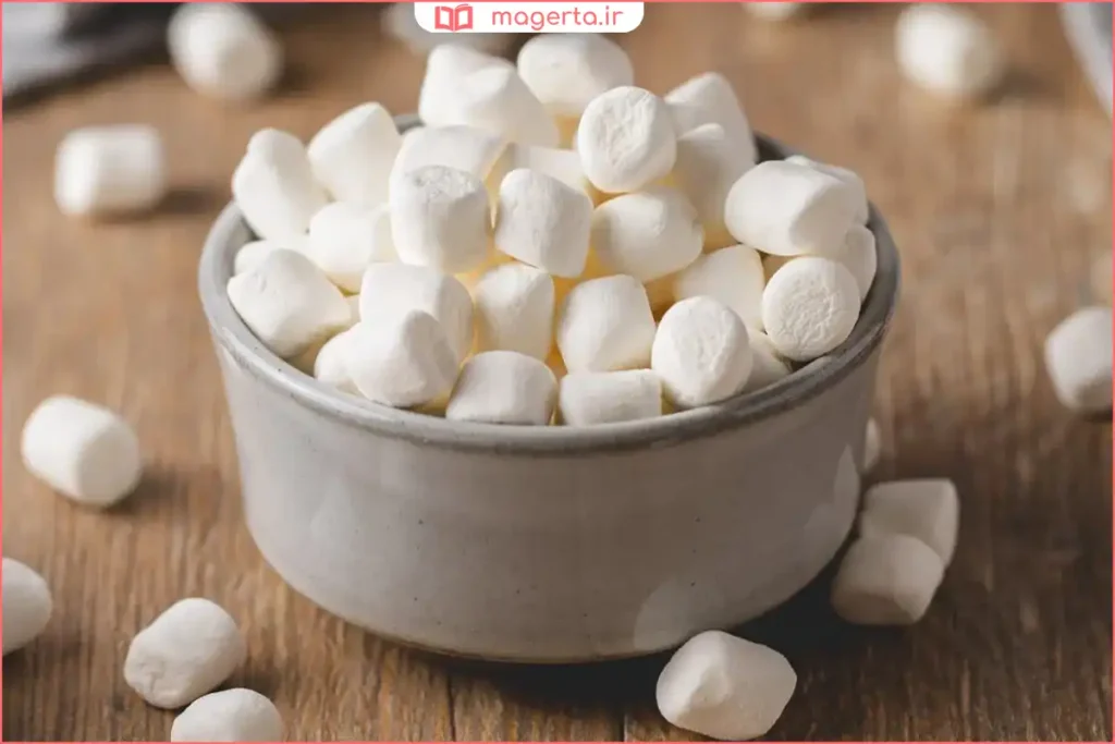 نمای نزدیک از بافت نرم و پف‌دار ژله مارشمالو آماده سرو