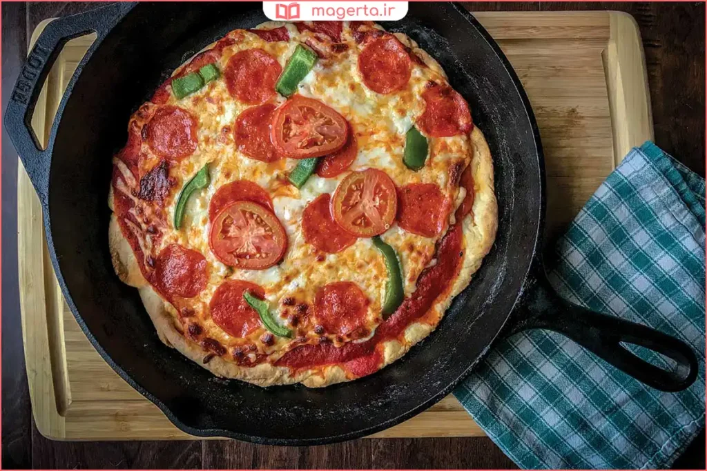 پیتزا در حال پخت در تابه با پنیر ذوبشده و عطر گوجه